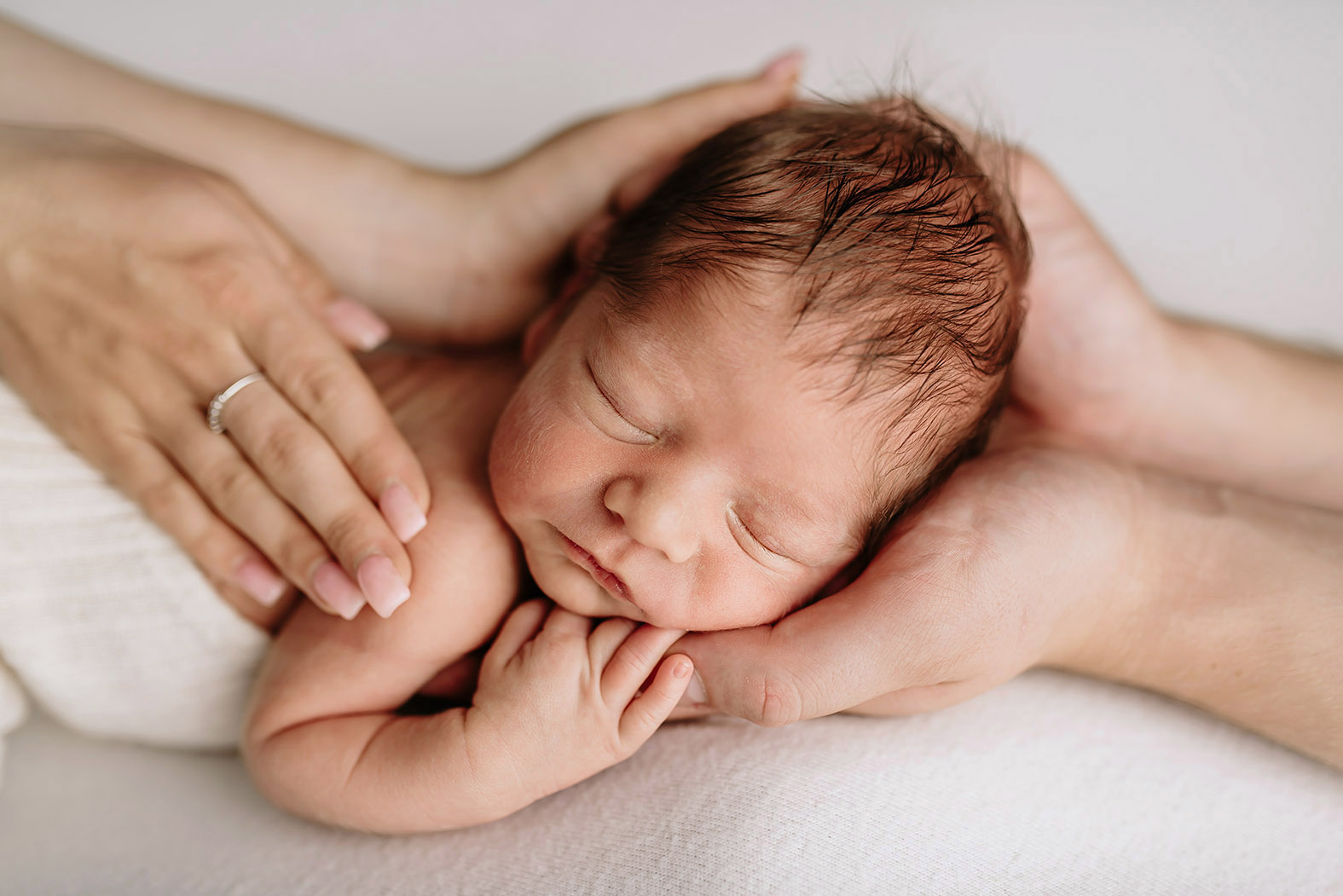 Minimalistické newborn focení, kde vyniká to nejdůležitější – miminko, Hradec Králové