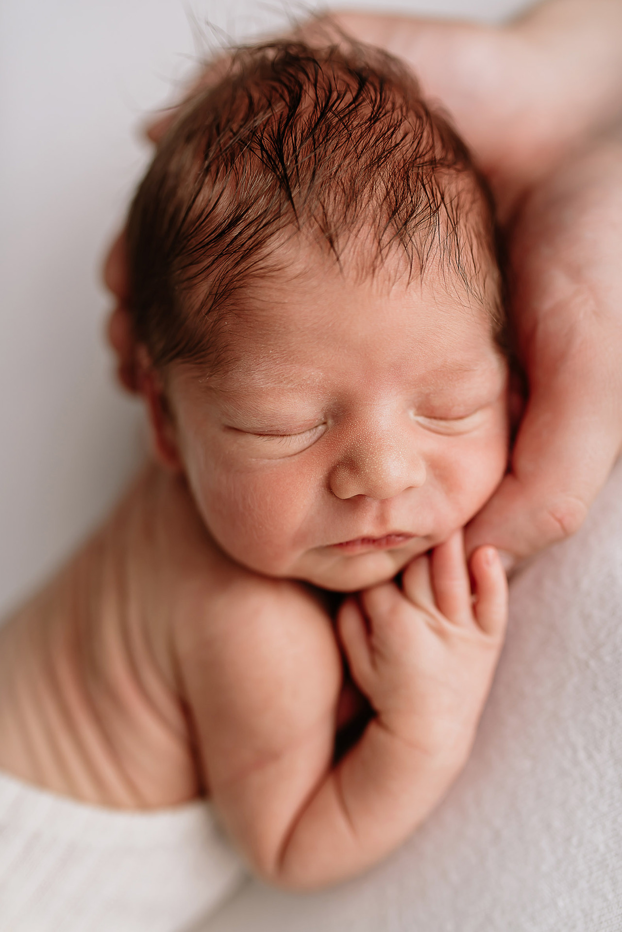 Novorozená miminka nejraději fotím bez rušivých rekvizit.